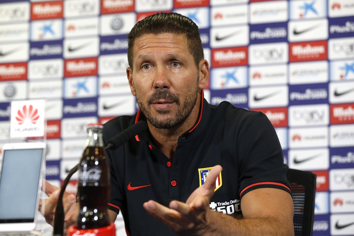 El entrenador del Atlético de Madrid, el argentino Diego Simeone, durante la conferencia de prensa. (Foto Prensa Libre: EFE)