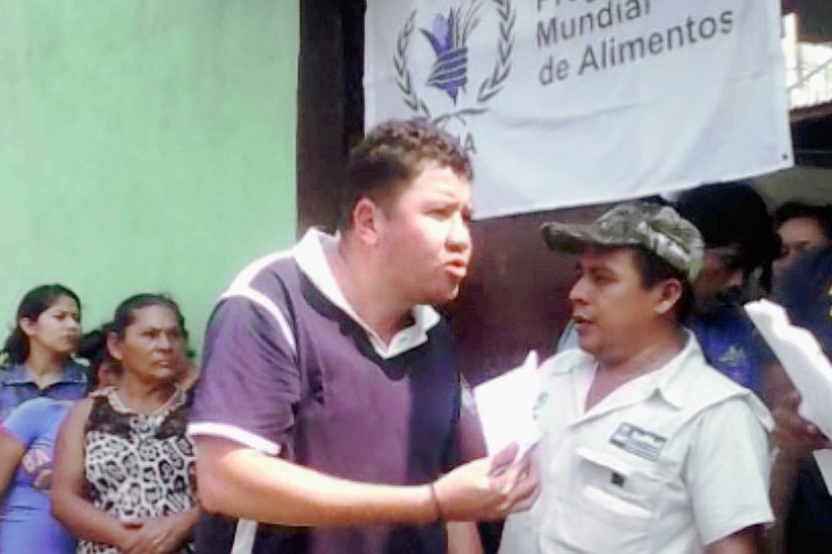 La trifulca  se registró durante una entrega de alimentos en Nueva Santa Rosa, Santa Rosa. (Foto Prensa Libre: Oswaldo Cardona)