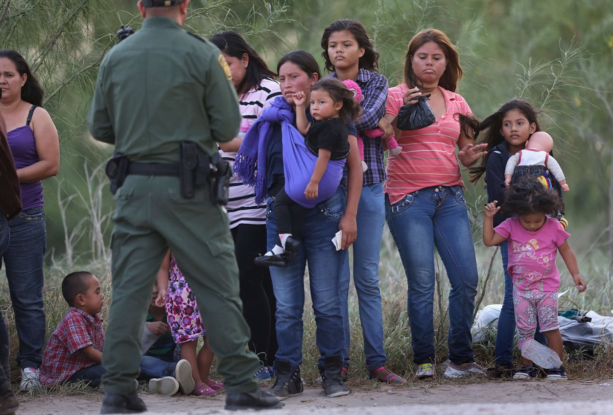 <em><span class="hps">Un grupo de inmigrantes centroamericanos</span> <span class="hps">detenidos en julio del 2014 </span><span class="hps">en el</span> <span class="hps">Texas.</span></em>
