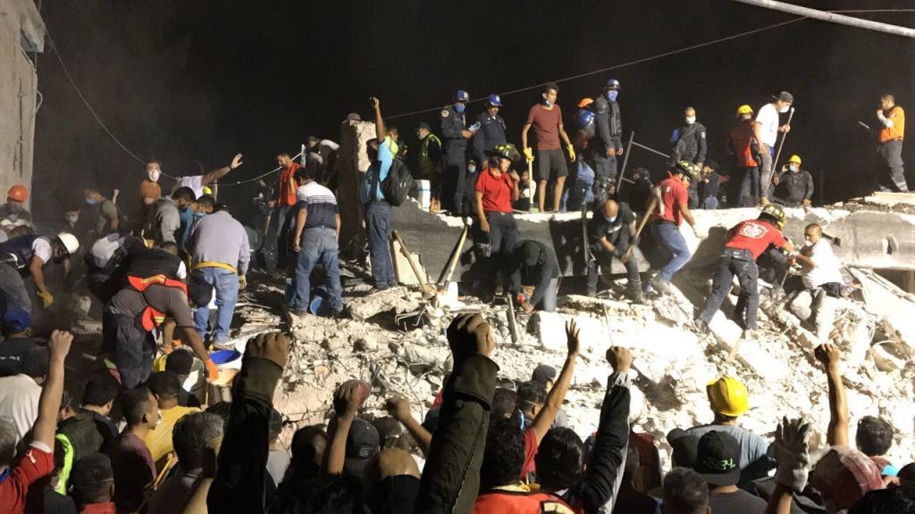 Trabajadores de rescate buscan niños atrapados dentro de la escuela Enrique Rebsamen en la Ciudad de México. (Foto Prensa Libre: AP) 