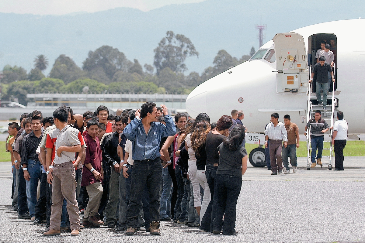 Migrantes guatemaltecos bajar un avión de la Fuerza Aérea Guatemalteca después de haber sido deportados de EE.UU. (Foto Prensa Libre;AFP) 