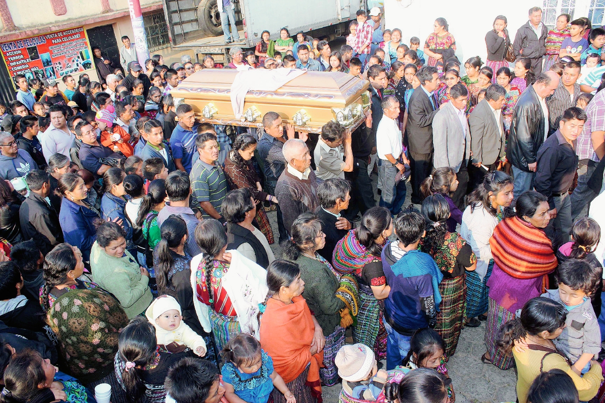 Vecinos de  Santa Cruz Balanyá, Chimaltenango, acompañan a familiares del exalcalde Raimundo Juárez, en su cortejo fúnebre. (Foto Prensa Libre: José Rosales)