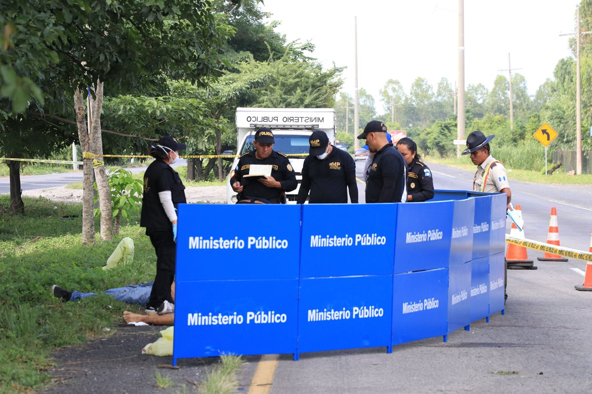 Foto 3: Los cuerpos fueron rescatados del vehÃ­culo utilizando equipo especial.