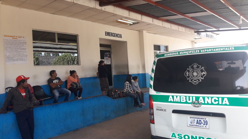 Los heridos fueron trasladados al Hospital Nacional de Chimaltenango. (Foto Prensa Libre: Víctor Chamalé)