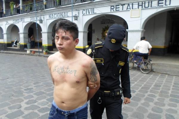 Un presunto pandillero de la mara 18 fue capturado por su implicación en las extorsiones en la Costa Sur. (Foto Prensa Libre: PNC)<br _mce_bogus="1"/>