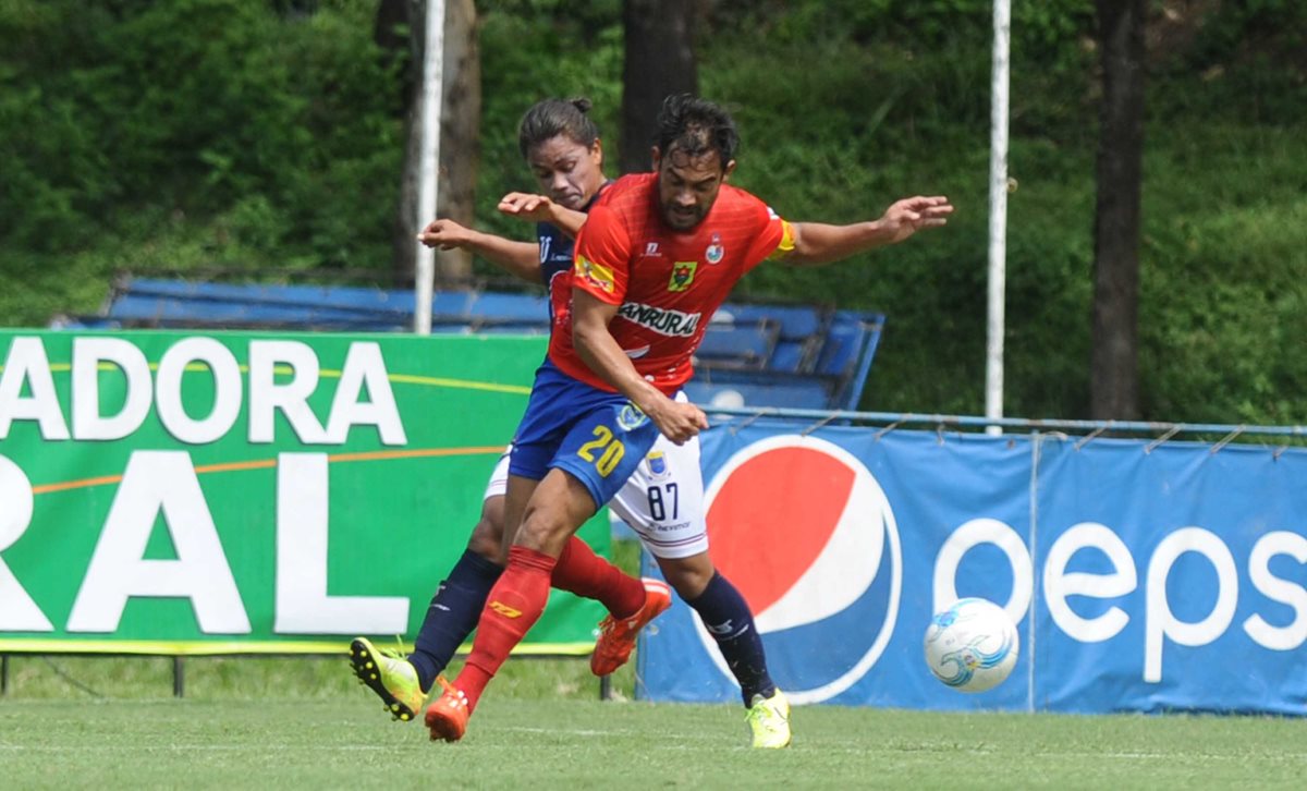 Carlos Ruiz busca el balón ante la marca de José Andrade de la Universidad. (Foto Prensa Libre: Francisco Sánchez)