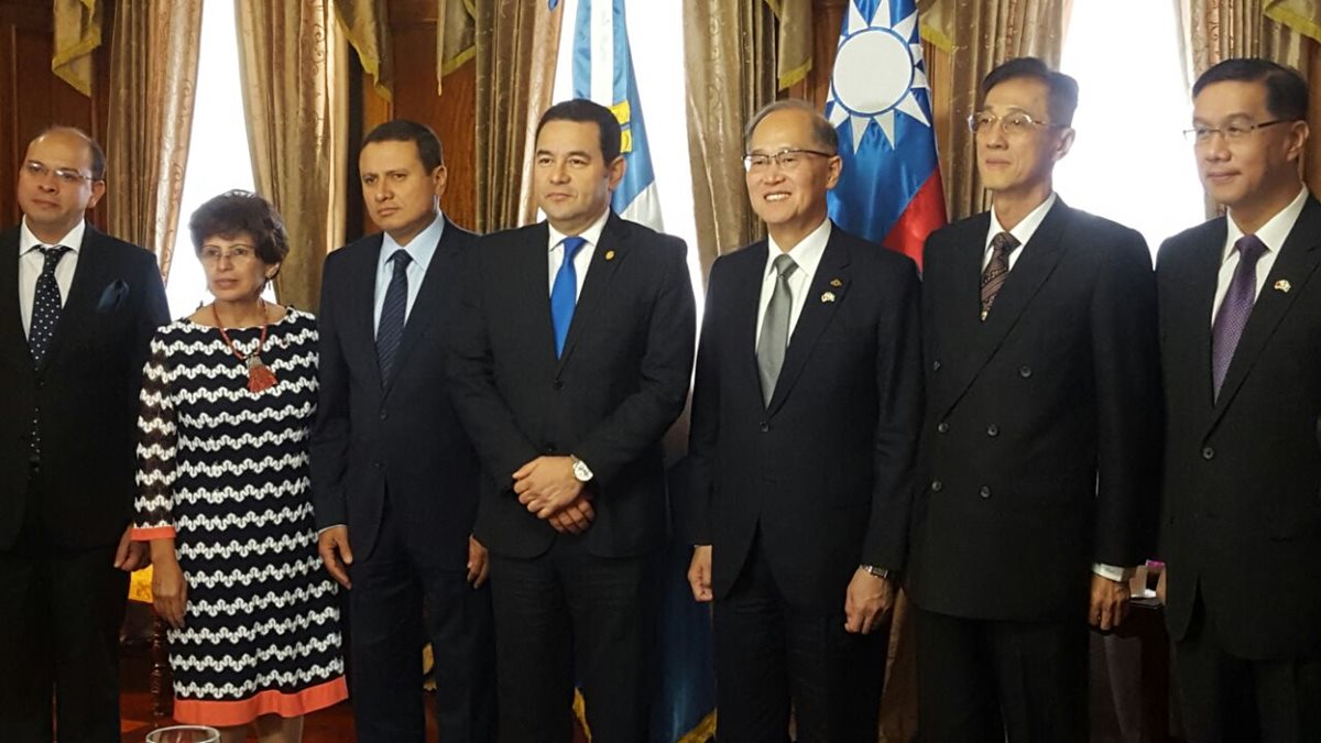 El presidente Jimmy Morales y el canciller de la República de China (Taiwán) Davin Lee-al centro-, terminan una reunión en la Casa Presidencial. (Foto Prensa Libre: Presidencia)