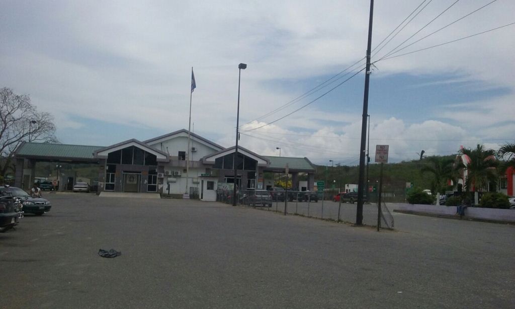 Aduana de Belice en el límite con Melchor de Mencos, donde fue retenido el grupo de jugadores. (Foto Prensa Libre: Rigoberto Escobar).