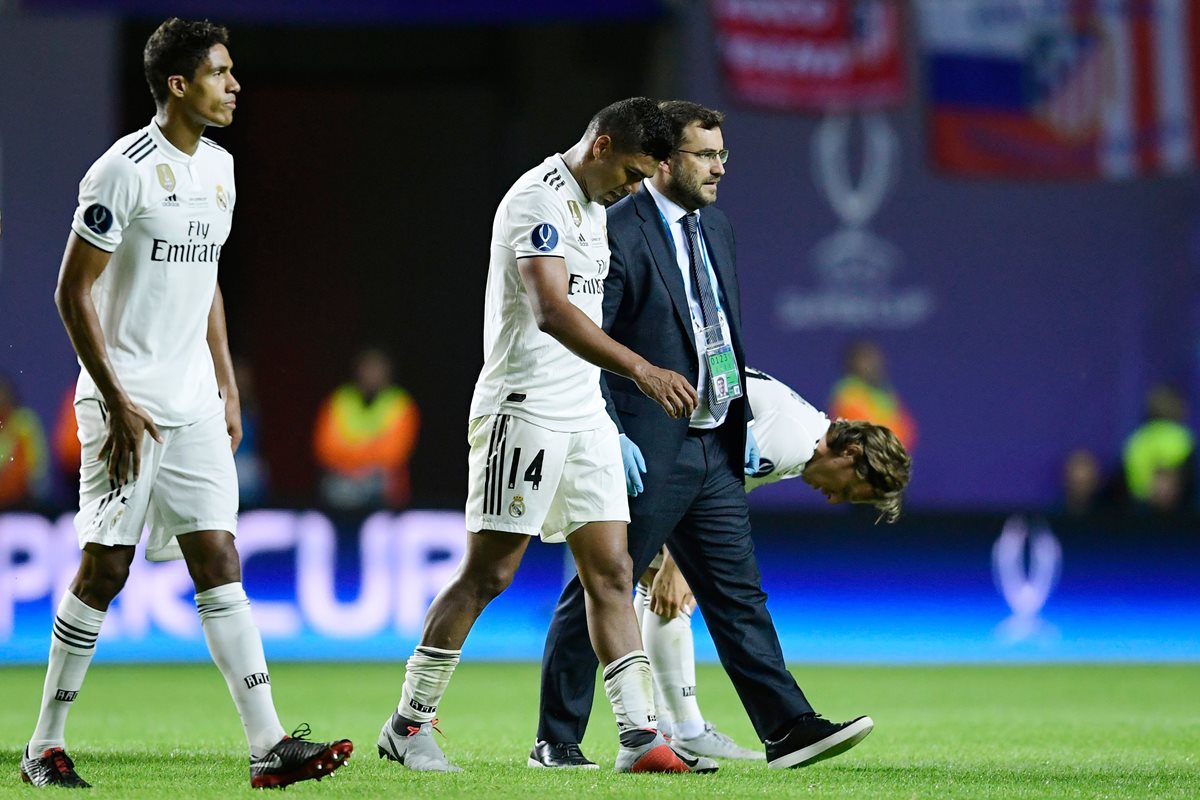 Casemiro abandonó el terreno de juego con molestias. (Foto Prensa Libre: AFP)