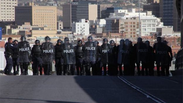 Fuerzas policiales ya realizan ejercicios en la frontera ante la posible llegada masiva de inmigrantes. AFP