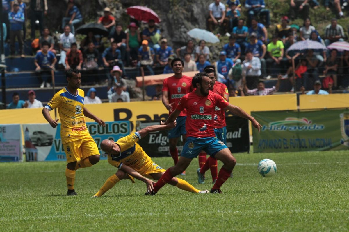 Puerari intenta salir de la marca de un jugador de Cobán Imperial. (Foto Prensa Libre: Norvin Mendoza)