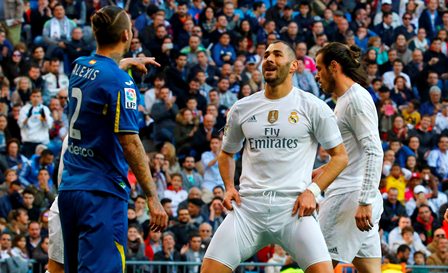 El delantero francés Karim Benzema anotó dos goles en el encuentro disputado este sábado contra Getafe. (Foto Prensa Libre: EFE).