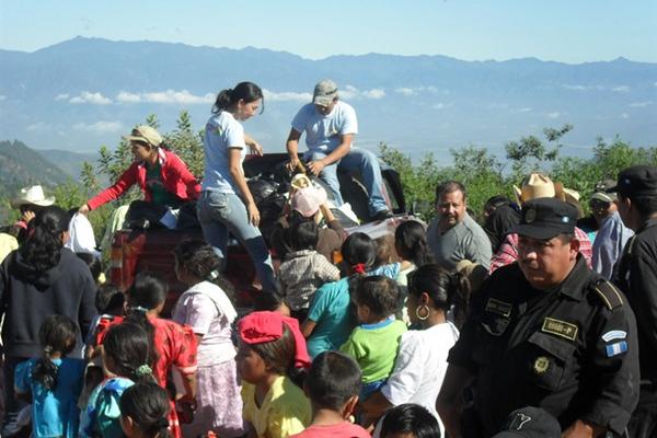 Maestros durante la entrega de juguetes en comunidades de Chiquimula. (Foto Prensa Libre: Edwin Perdomo)<br _mce_bogus="1"/>