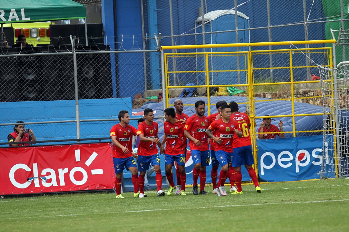 Jugadores de Municipal festejan la segunda anotación. (Foto Prensa Libre: Carlos Vicente)