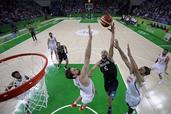 El argentino Manu Ginobili (c) intenta encestar, pese al marcaje de los españoles Pau Gasol (i) y Nikola Mirotic (d), ayer, en el duelo entre sudamericanos e ibéricos (Foto Prensa Libre: AFP)