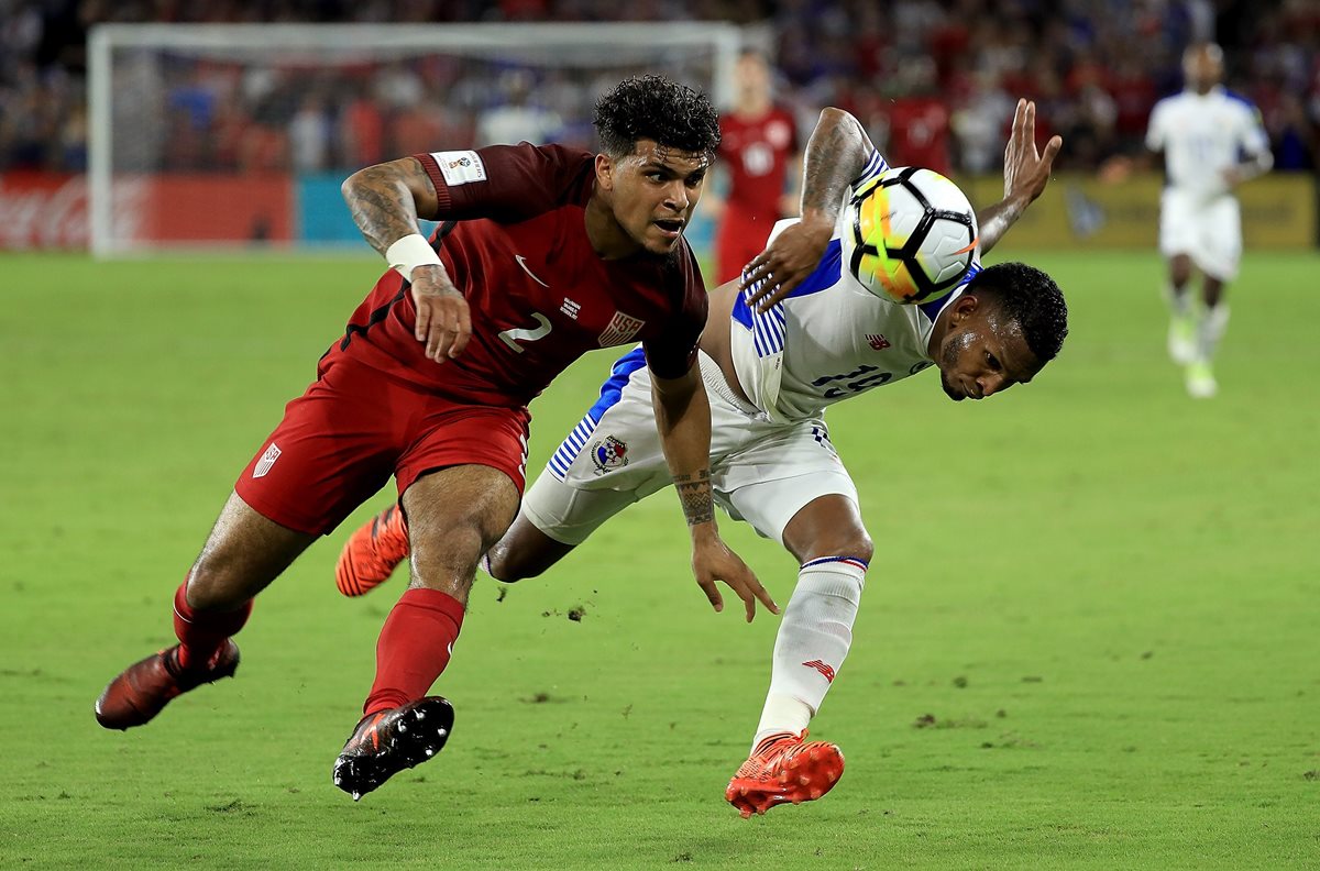 DeAndre Yedlin, de Estados Unidos, disputa el baón con Alberto Quintero, de Panamá.