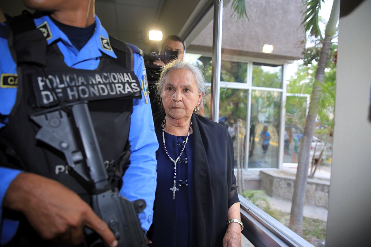 Austra Flores López, madre de la asesinada ambientalista Berta Cáceres, llega al juicio en Tegucigalpa. (Foto Prensa Libre: EFE)