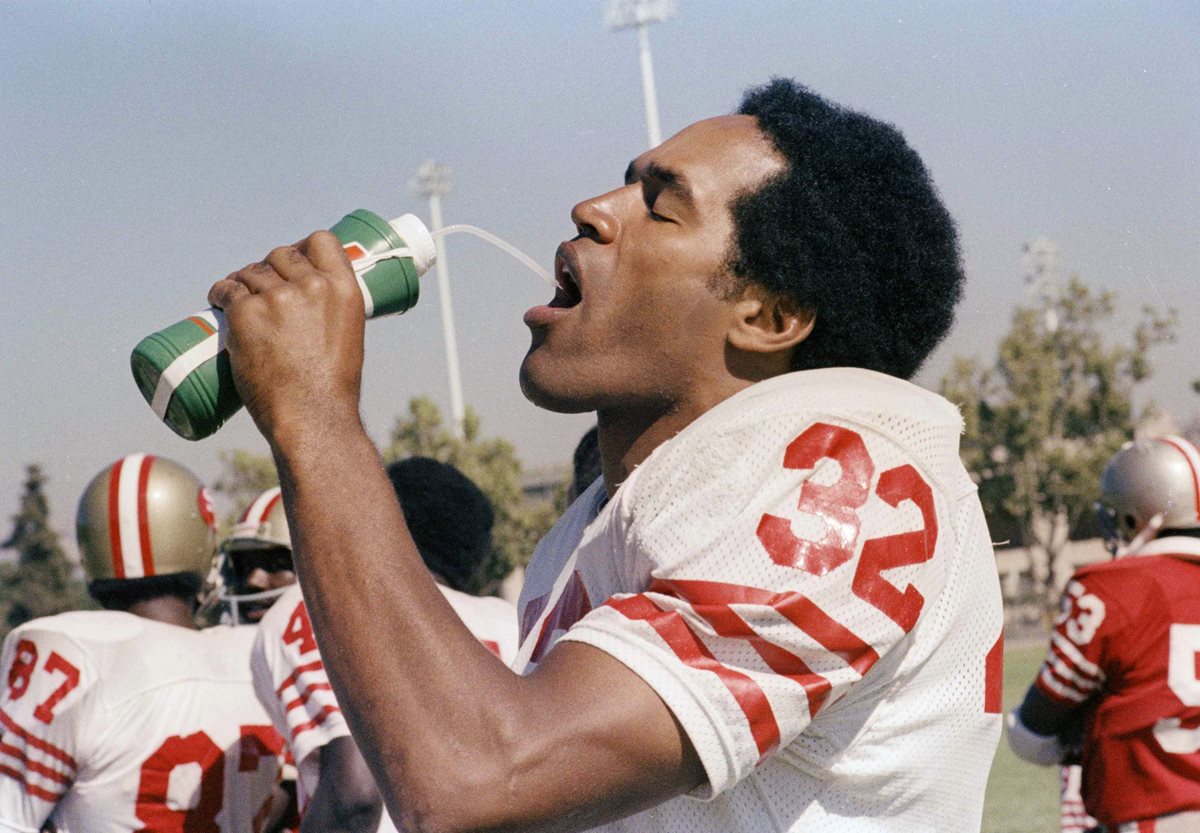 El 1 de agosto de 1978. archivo foto, O.J. Simpson de los San Francisco 49ers se muestra en el campo  en juego en San Francisco.(AP).