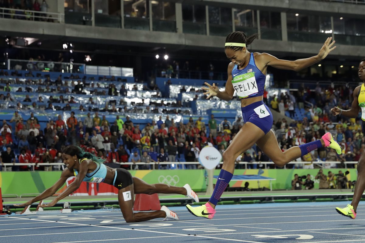 Shaunae Miller se lanza a la línea de meta y arrebata el oro a Allyson Felix. (Foto Prensa Libre: AP)