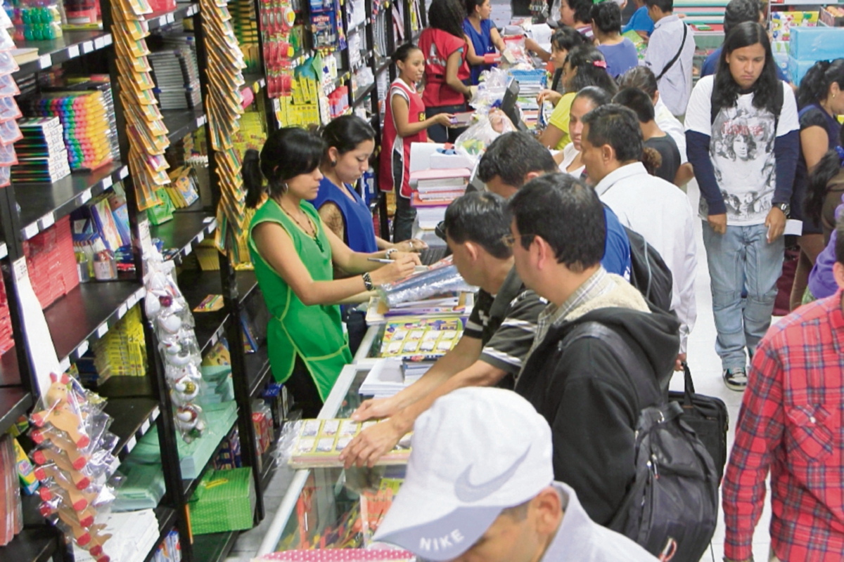 librerías ofrecen descuentos y mejores precios a clientes que adelantan la compra de útiles escolares en diciembre. (FOTO PRENSA LIBRE: EDWIN BERCIAN)