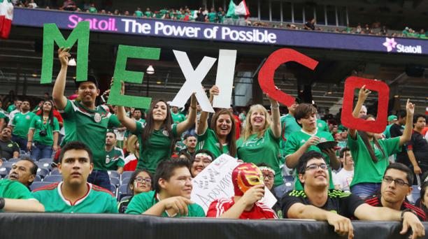 Las porras de la afición mexicana ha dado problemas a la federación. (Foto Prensa Libre: AFP)