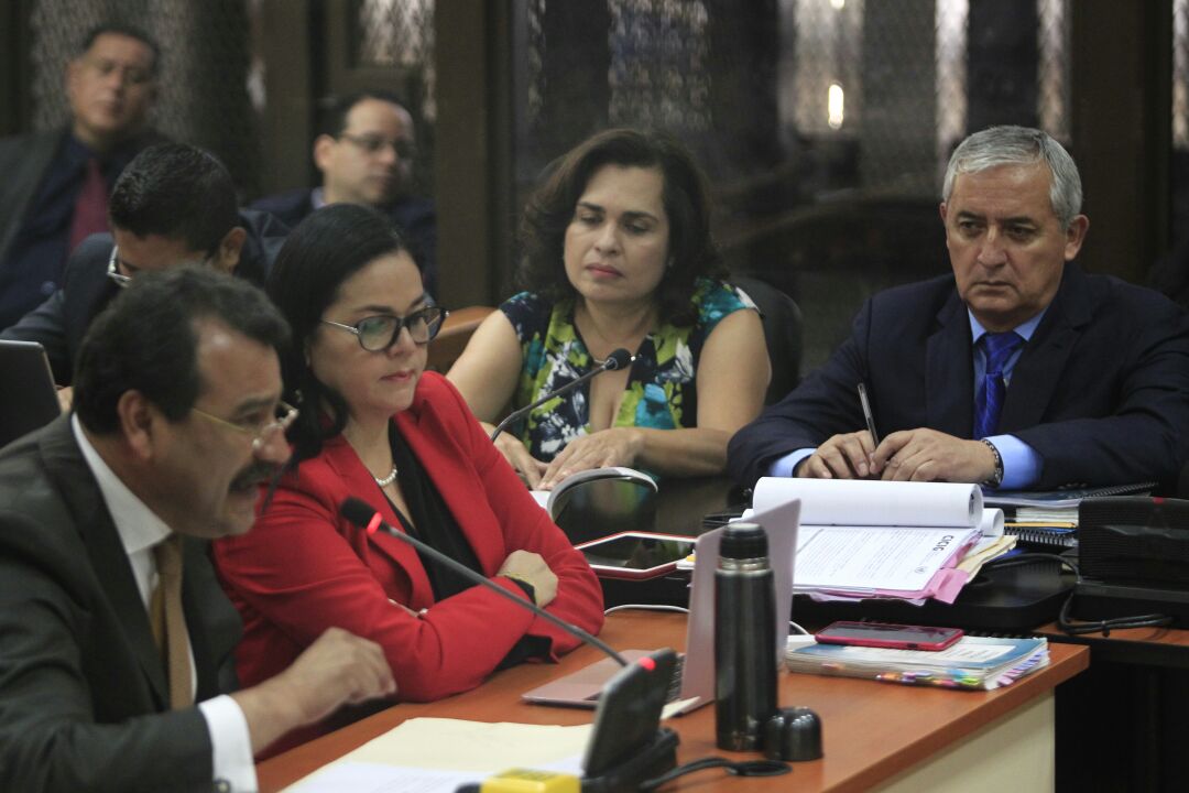 César Calderón, abogado defensor de Otto Pérez Molina, pidió al juez que archive el caso contra su defendido. (Foto Prensa Libre: Carlos Hernández)