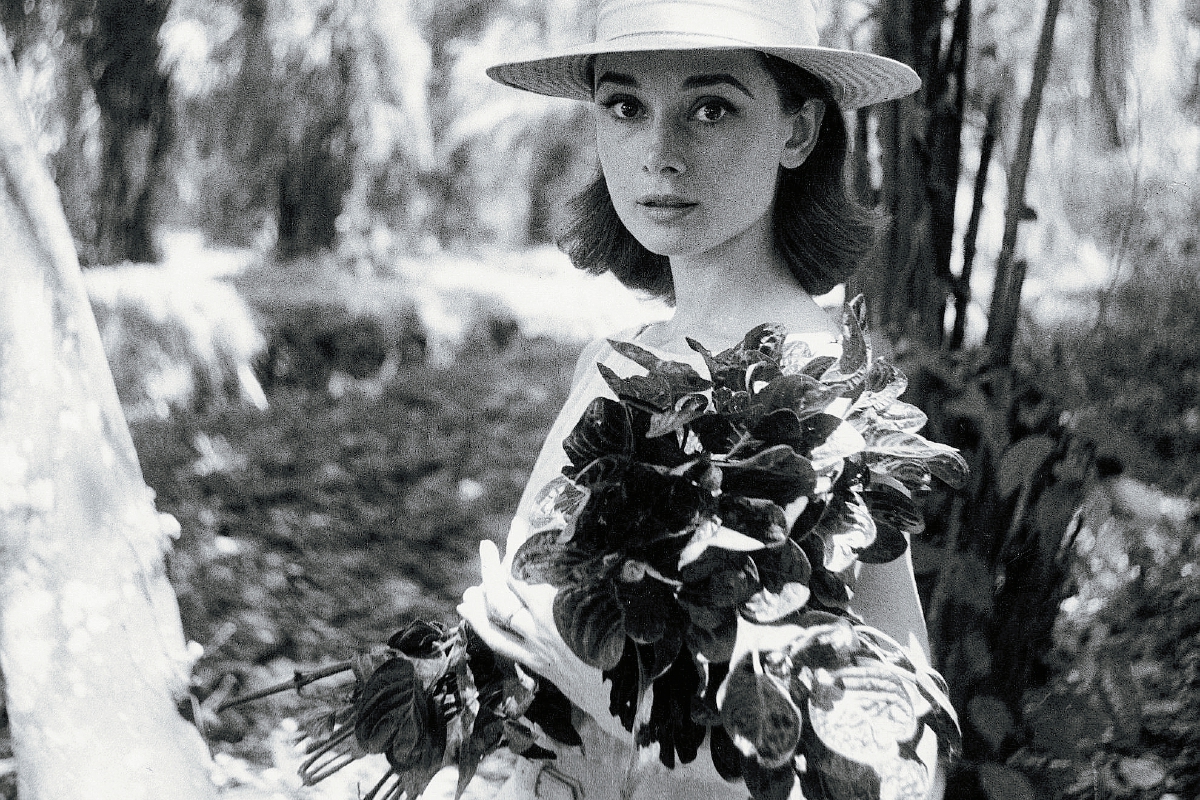 Fotografía de Audrey Hepburn en Africa en el rodaje de la película Historia de una monja. (Foto Prensa Libre Agencia EFE).