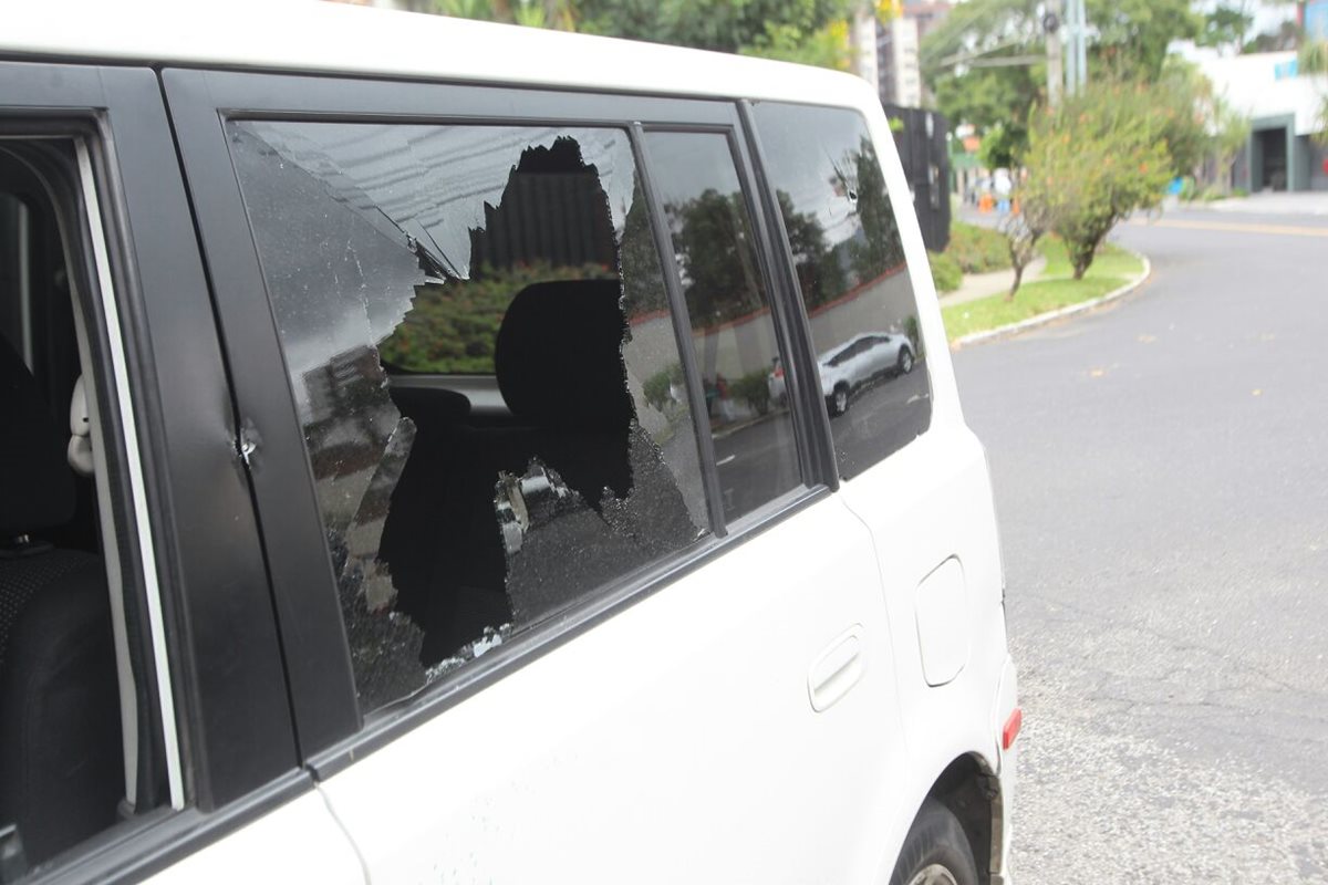 El piloto fue atacado supuestamente por un guardia de seguridad cuando se estacionaba frente a un centro educativo. (Foto Prensa Libre: Estuardo Paredes)