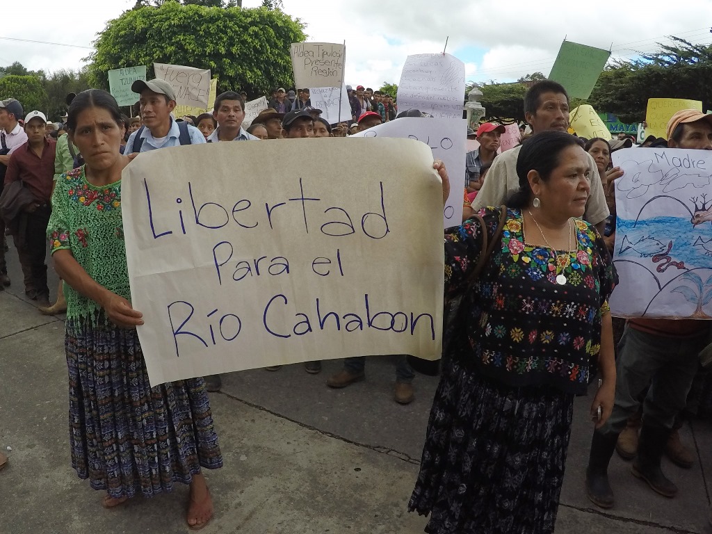 Manifestantes piden que se respete los recursos naturales en Alta Verapaz. (Foto Prensa Libre: Eduardo Sam).