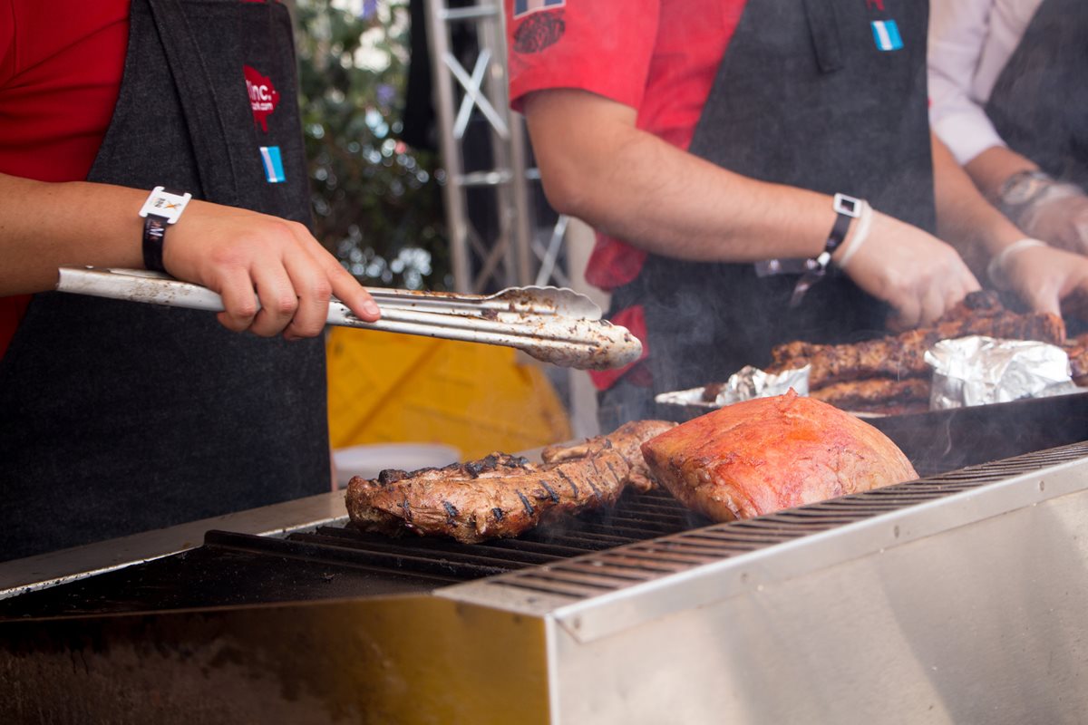 Cocineros aficionados y profesionales ofrecerán sus mejores platillos para ganar un desafío. (Foto Prensa Libre: Cortesía Club Rotario Guatemala de La Ermita)