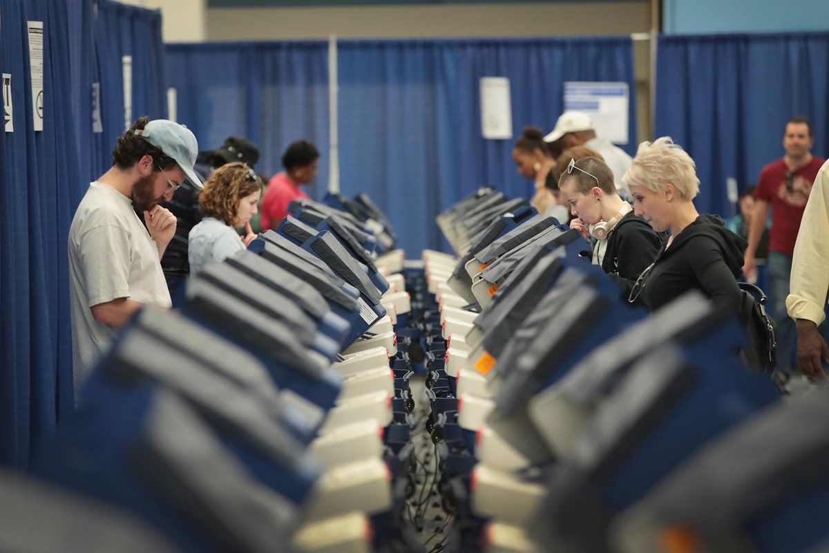 Residentes de Chicago emite su sufragio en las votaciones anticipadas en donde Hillary Clinton aventaja a Donald Trump. (Foto Prensa Libre: AFP).