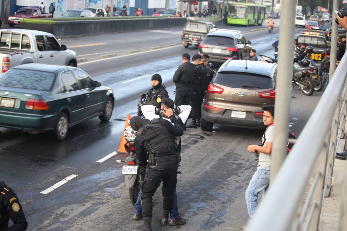 Según la PNC los operativos se efectúan por lo regular en lugares amplios y con suficientes agentes policiales.(Foto Prensa Libre: PNC)