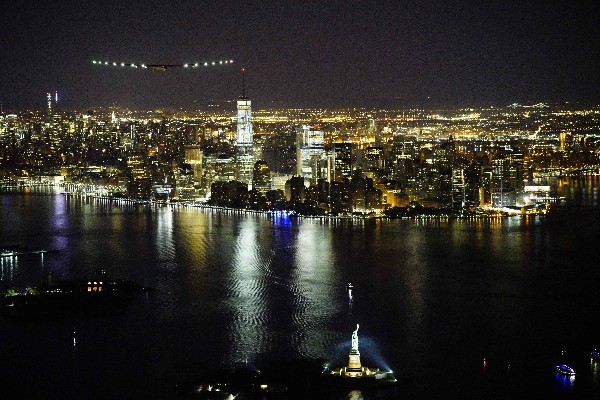 El avión Solar Impulse 2 vuela sobre la ciudad de Nueva York. (Foto Prensa Libre: AFP)