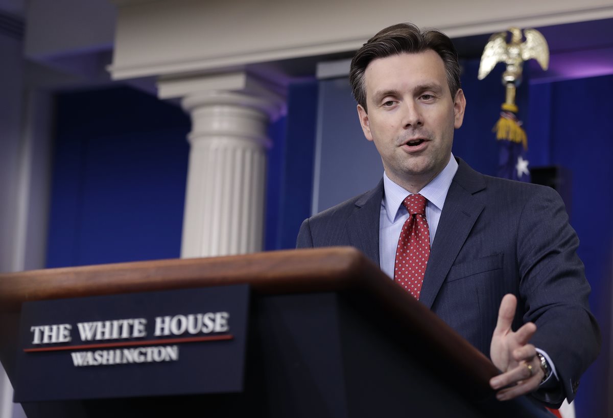 El portavoz de la Casa Blanca, Josh Earnest, responde preguntas de periodistas en una conferencia de prensa. (Foto Prensa Libre: AP).