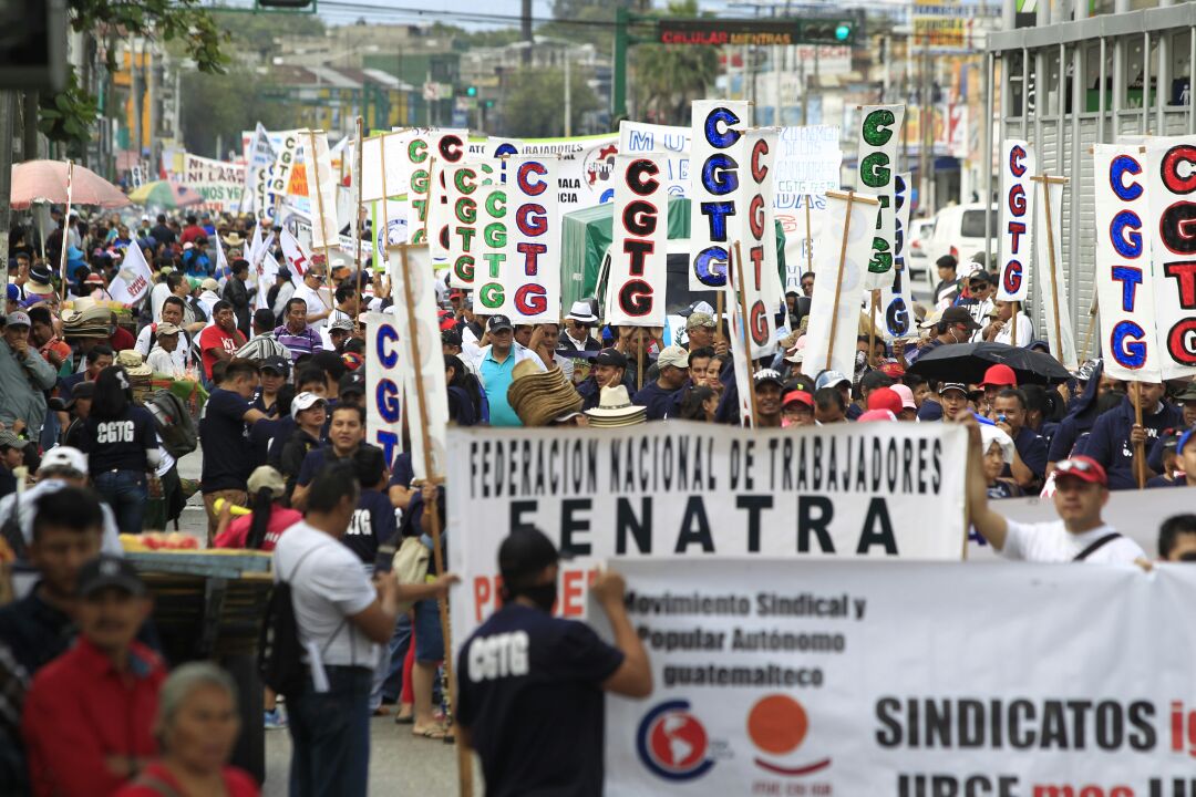 Centenares de personas de la capital participan en la marcha del 20 de Octubre en conmemoración a la Revolución de 1944. (Foto Prensa Libre: Carlos Hernández Ovalle)