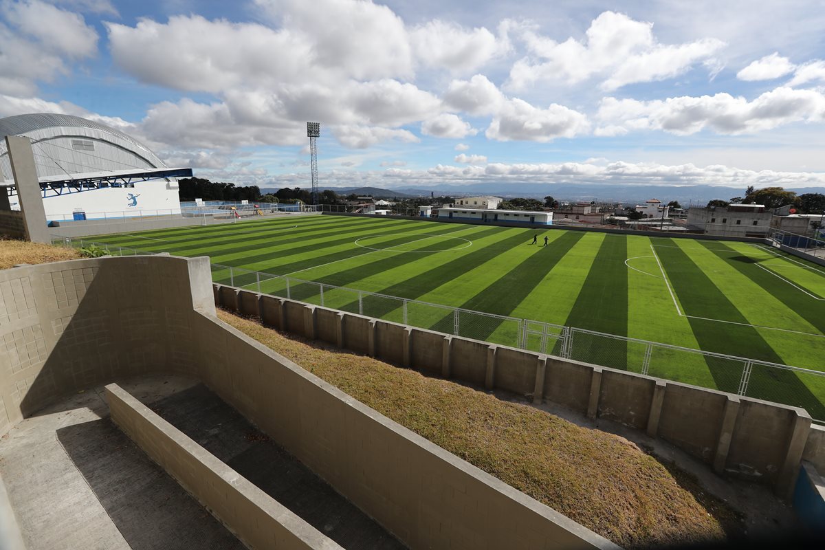 El estadio forma parte del proyecto de ampliación del complejo polideportivo que se localiza al final de la avenida Federal 0-02, zona 1 de Mixco. De acuerdo con el informe de la Comisión de Recepción y Liquidación, la gramilla sintética tiene ondulaciones y su uso causaría lesiones a los deportistas. (Foto Prensa Libre: Érick Ávila)