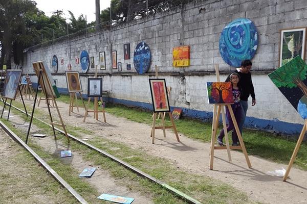 Festival Estado de Emergencia se realizó sobre la línea del tren, en la zona 1 (Foto Prensa Libre: BILLY QUIJADA)<br _mce_bogus="1"/>