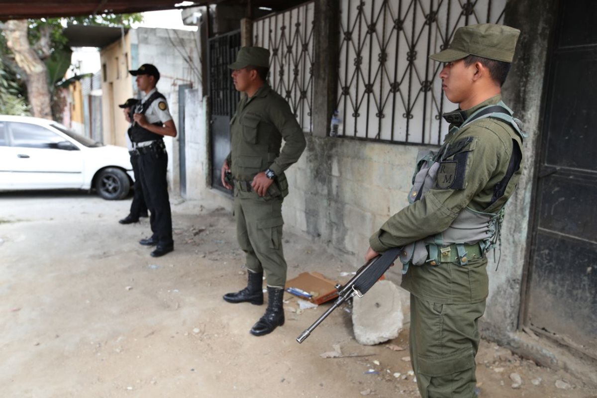 Elementos del Ejército realizan, junto a la PNC, su último patrullaje conjunto en la Colonia Paraíso II, zona 18, capitalina, donde había destacado un batallón estratégico. (Foto, Prensa Libre: Paulo Raquec)