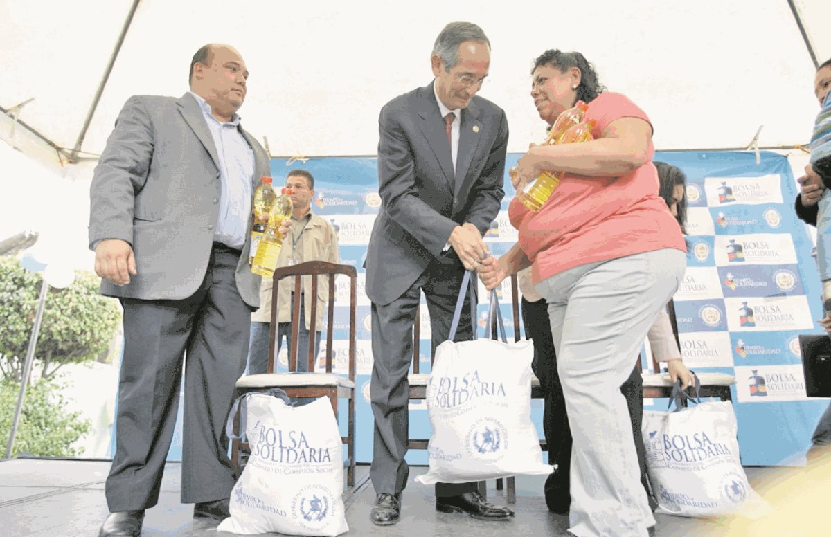 Colom reparte bolsas solidarias en La Florida, zona 19. (Foto: Hemeroteca PL)