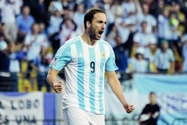 Pipita Higuaín festeja su anotación, el único gol del partido. (Foto Prensa Libre: AFP).