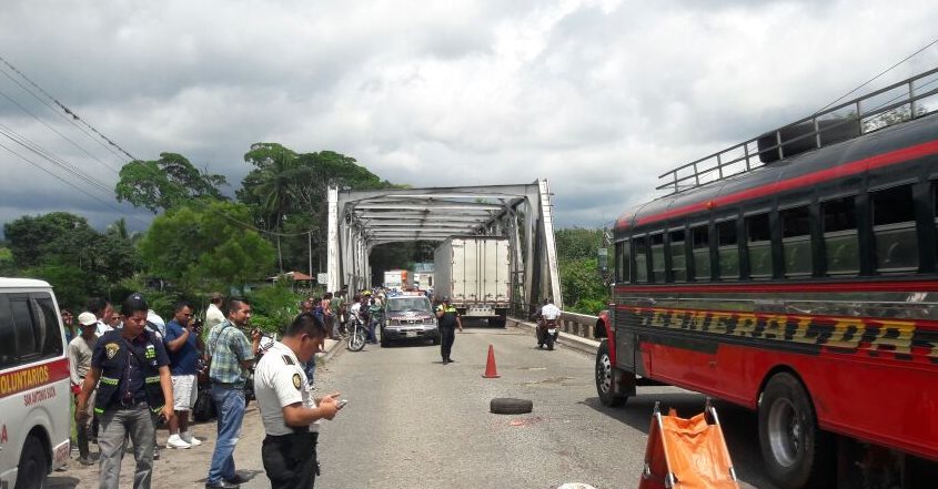 Un policía vigila el área donde ocurrió el hecho, en el kilómetro 150 de la ruta CA2, en San Antonio Suchitepéquez. (Foto Prensa Libre: Cristian Soto)