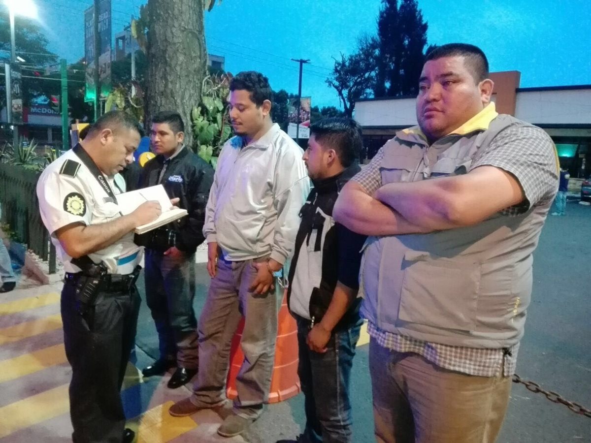 Presuntos secuestradores momentos después de ser capturados (Foto Prensa Libre: PNC)