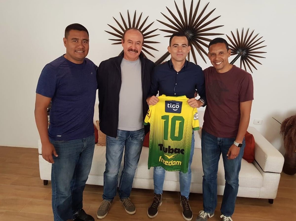 Marco Pablo Pappa posa con la camisola de Deportivo Petapa. Le acompañan Gonzalo Romero y Claudio Albizures representantes del club, así como el entrenador de los loros Rafael Loredo. (Foto Prensa Libre: Tomada de twitter)