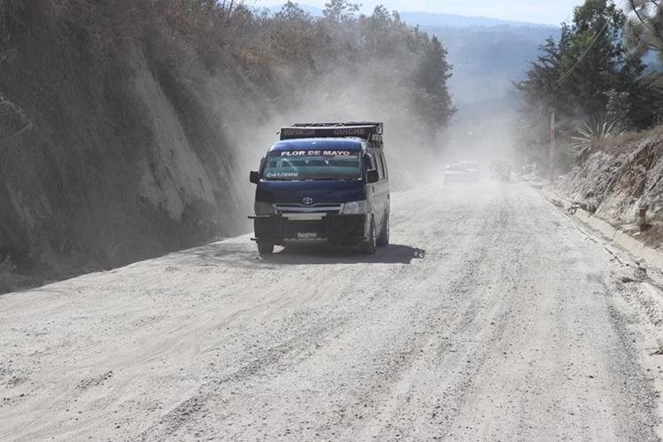 La reconstrucción de la carretera de San Pedro Jocopilas fue abandonada por falta de pago a la constructora. (Foto Prensa Libre: Héctor Cordero)