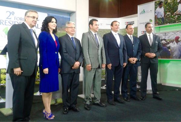 Presidenciables luego del foro donde definieron sus posturas sobre el sector agrícola del país. (Foto Prensa Libre: Cámara del Agro)