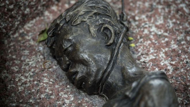 Una escultura recuerda a uno de los estudiantes la Universidad de Thammasat masacrados en 1976 en Tailandia. AFP