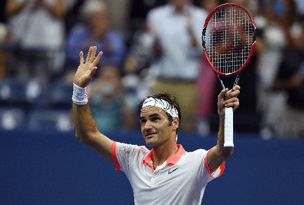 Roger Federer festeja después de lograr el pase a la siguiente ronda. (Foto Prensa Libre: AFP)