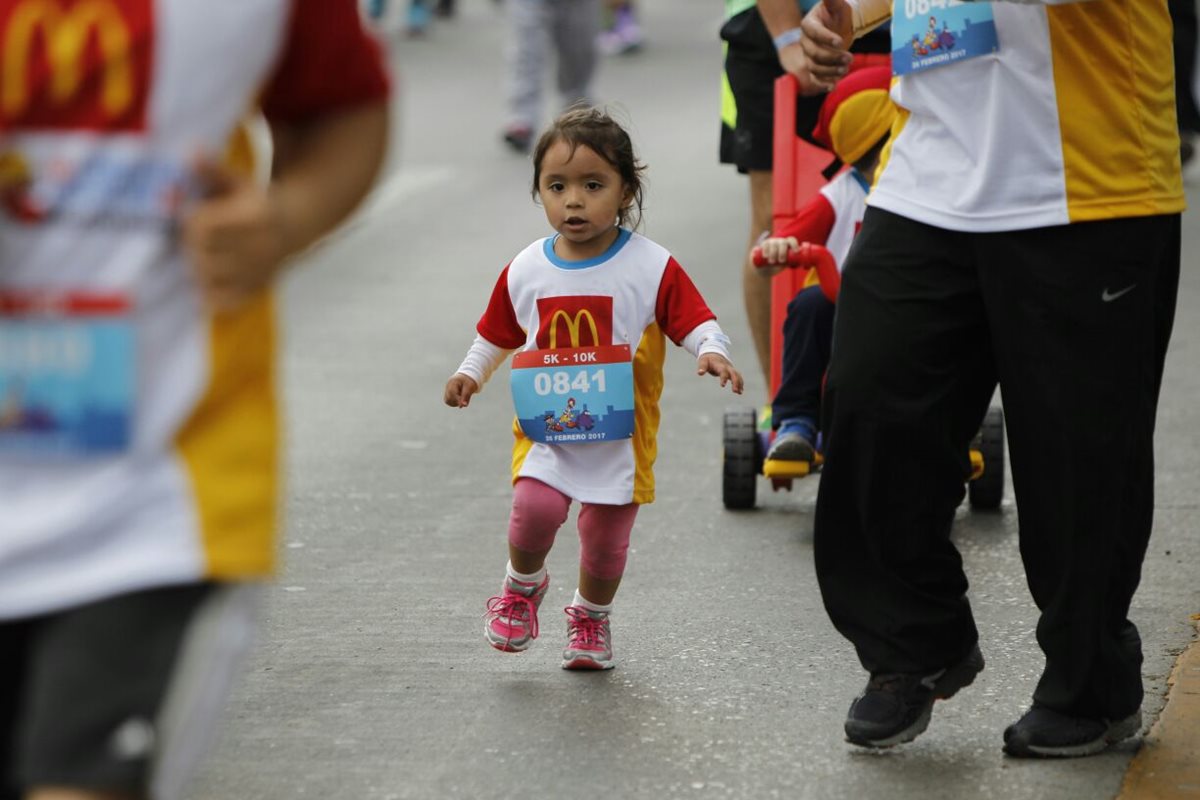Niña participa en la carrera celebrada en beneficio de la Fundación Infantil Ronald McDonald (Foto Prensa Libre: Paulo Raquec)