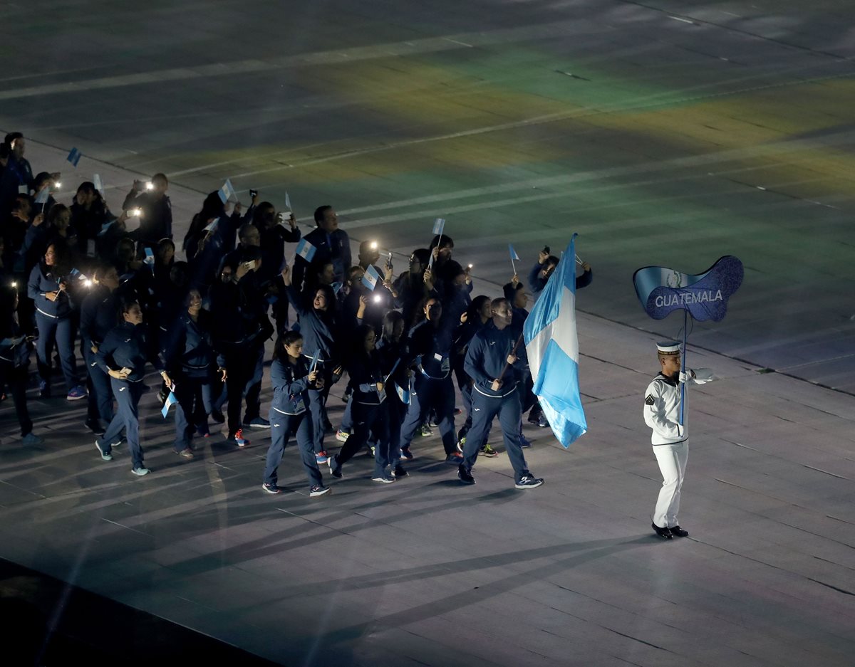 Thomas Flossbach encabeza a la delegación de Guatemala en la inauguración. (Foto Prensa Libre: Carlos Vicente).