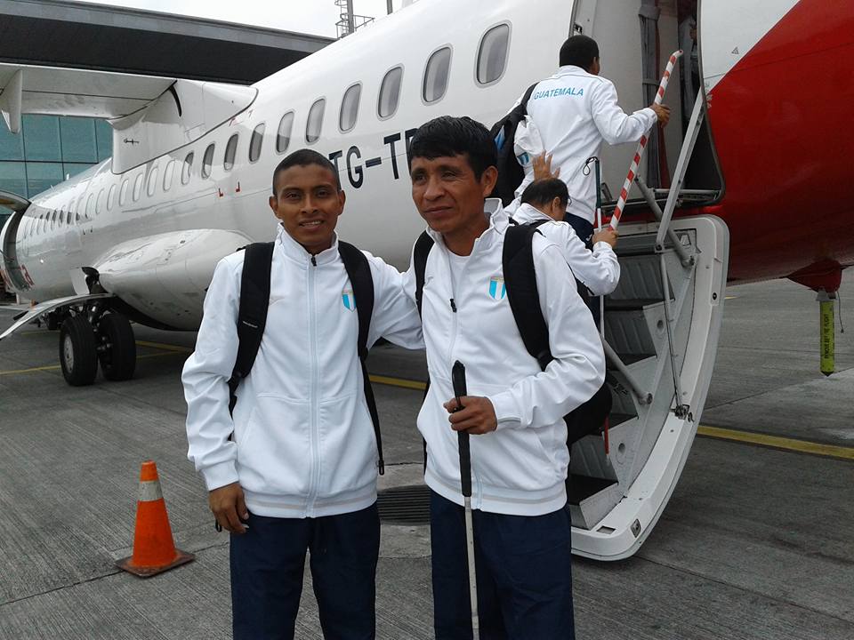 Óscar Raxón y Santos Martínez momentos antes de subir al avión. (Foto Prensa Libre: Facebook Santos Martínez).